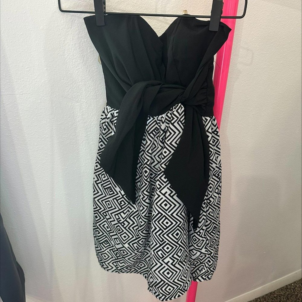 MI AMI BLACK & WHITE STRAPLESS SWEETHEART TULLE DRESS- SIZE M